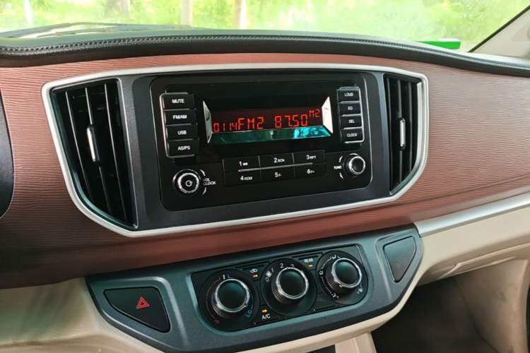 Used FORTHING Lingzhi 2019 M5L 1.6L 7-Seater Comfort Model China VI Standard Audio And AC Panel
