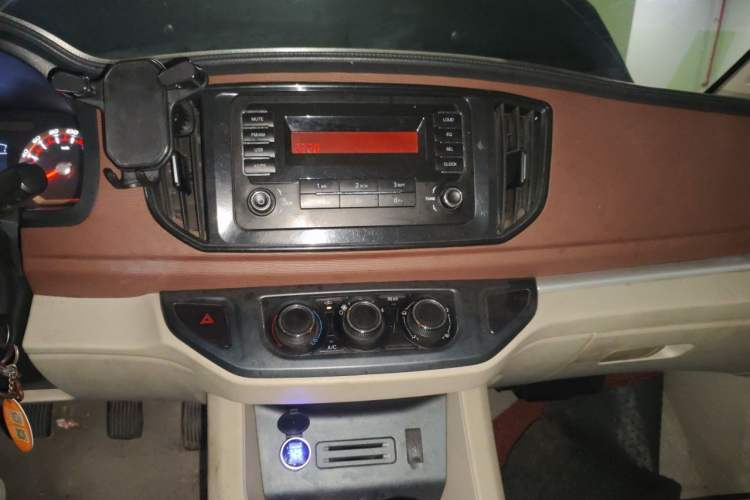 Used FORTHING Lingzhi 2019 M5L 1.6L 7-Seater Exclusive Model China VI Standard Audio And AC Panel