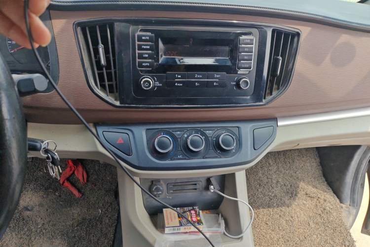 Used FORTHING Lingzhi 2019 M5L 1.6L 7-Seater Base Model China VI Standard Audio And AC Panel