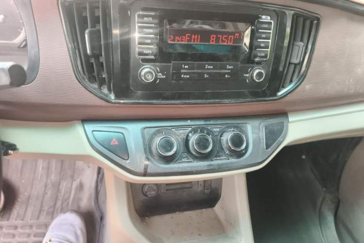 Used FORTHING Lingzhi 2019 M5L 1.6L 7-Seater Exclusive Model China VI Standard Audio And AC Panel