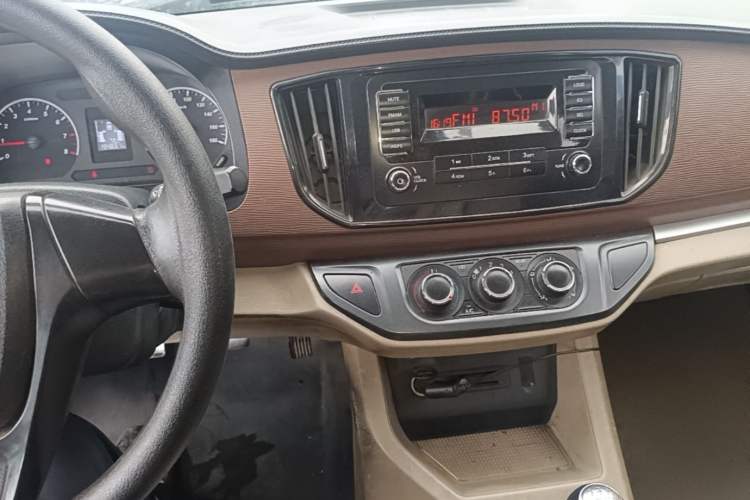 Used FORTHING Lingzhi 2019 M5L 1.6L 7-Seater Exclusive Model China VI Standard Audio And AC Panel