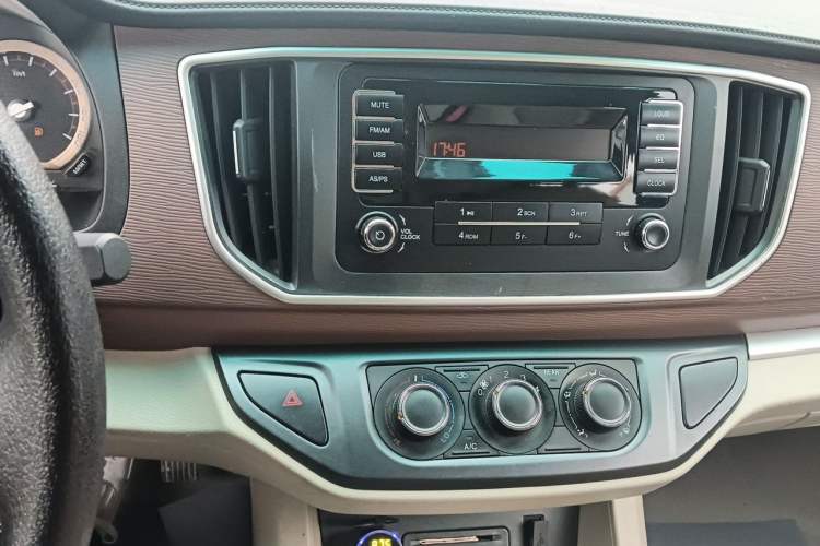 Used FORTHING Lingzhi 2019 M5L 1.6L 7-Seater Base Model China VI Standard Audio And AC Panel