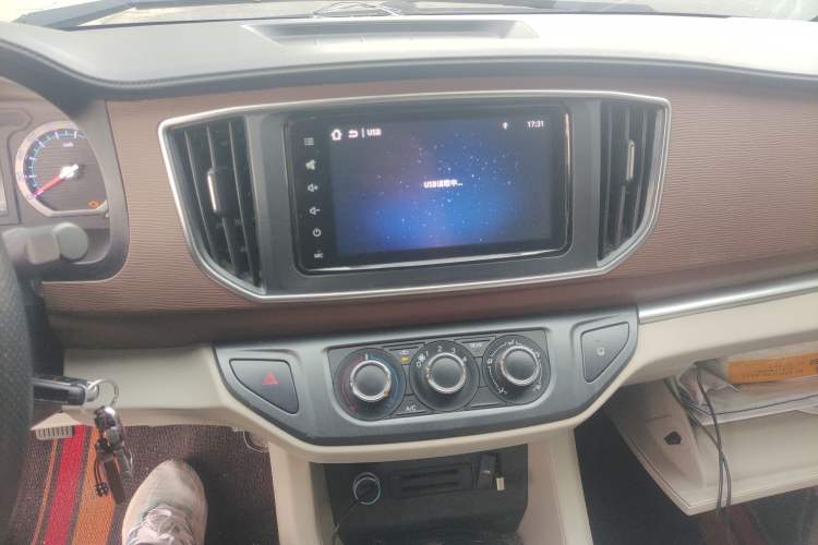 Used FORTHING Lingzhi 2019 M5 1.6L 7-Seater Luxury Model China VI Standard Audio And AC Panel