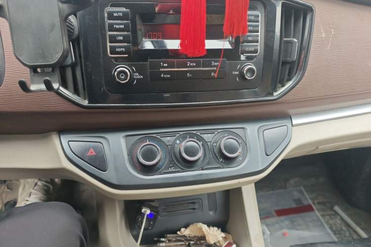 Used FORTHING Lingzhi 2019 M5 1.6L 7-Seater Base Model China VI Audio And AC Panel