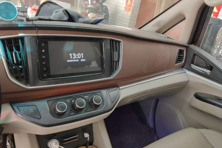 Used FORTHING Lingzhi 2019 M5 1.3T 7-Seater Luxury Model Audio And AC Panel