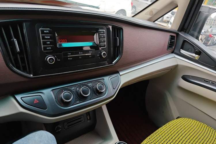 Used FORTHING Lingzhi 2019 M5L 1.6L 7-Seater Exclusive Model China VI Standard Audio And AC Panel