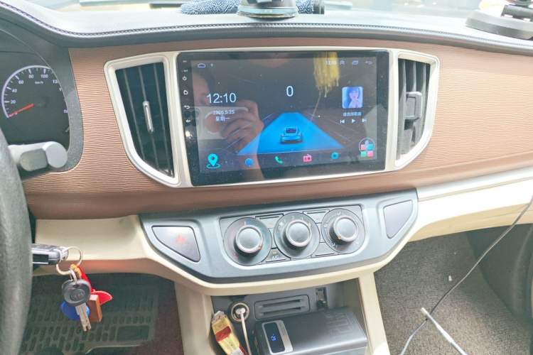 Used FORTHING Lingzhi 2019 M5L 1.6L 7-Seater Base Model China VI Standard Audio And AC Panel