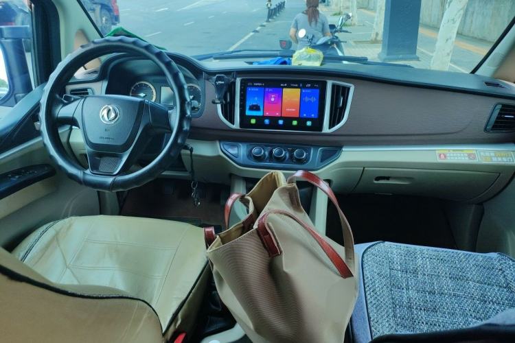Used FORTHING Lingzhi 2019 Facelifted M5L 1.6L 9-Seater Base Model China VI Standard Center Console