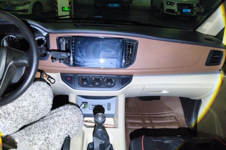 Used FORTHING Lingzhi 2019 M5L 1.6L 7-Seater Base Model China VI Standard Center Console