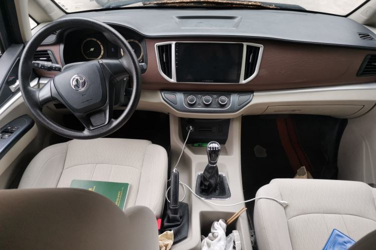 Used FORTHING Lingzhi 2019 Facelifted M5L 1.6L 7-Seater Base Model China VI Standard Center Console