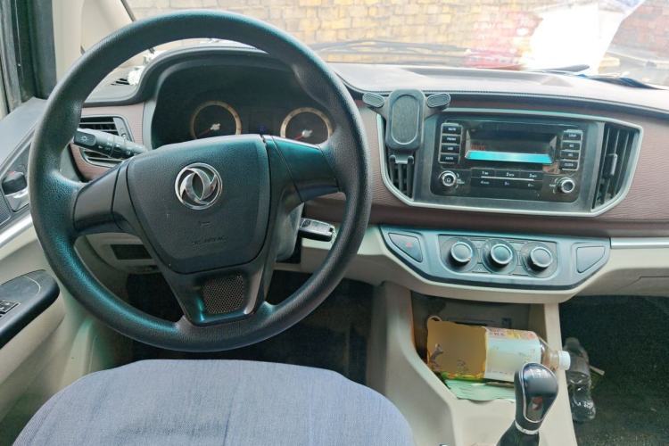 Used FORTHING Lingzhi 2019 Facelifted M5L 1.6L 7-Seater Base Model China VI Standard Center Console