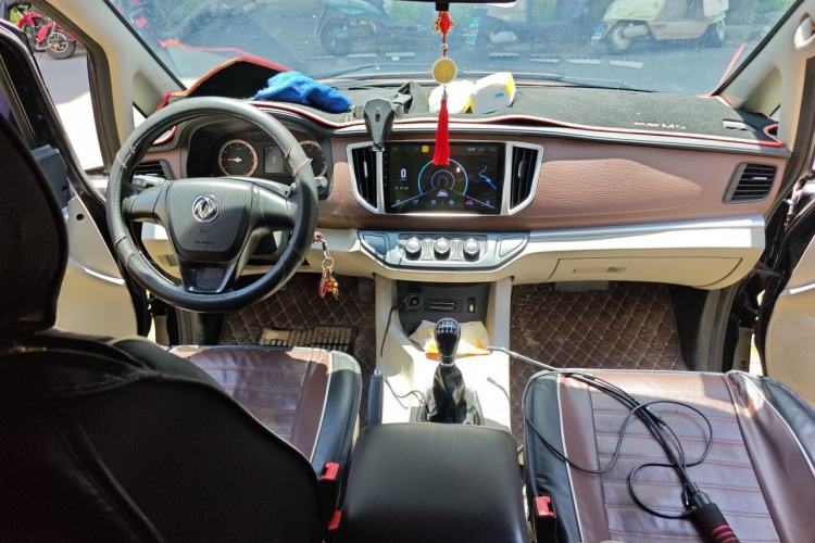 Used FORTHING Lingzhi 2019 Facelifted M5L 1.6L 7-Seater Base Model China VI Standard Center Console