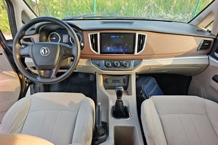 Used FORTHING Lingzhi 2019 Facelifted M5L 1.6L 7-Seater Base Model China VI Standard Center Console