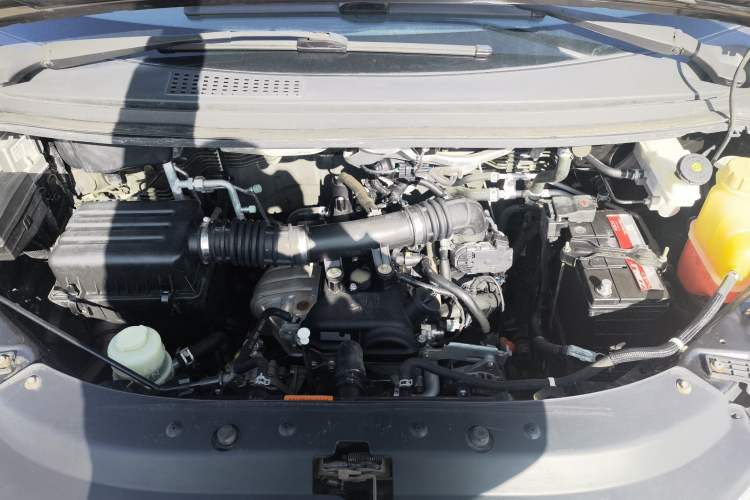 Used FORTHING Lingzhi 2019 M5L 1.6L 9-Seater Base Model China VI Standard Engine Bay