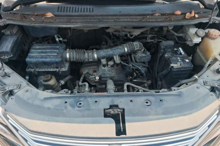 Used FORTHING Lingzhi 2019 M5L 1.6L 7-Seater Base Model China VI Standard Engine Bay