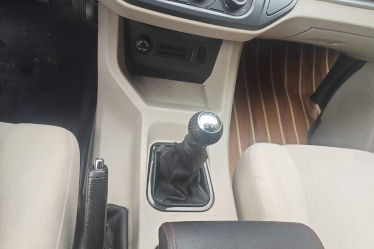 Used FORTHING Lingzhi 2019 M5L 1.6L 7-Seater Exclusive Model China VI Standard Gear Lever