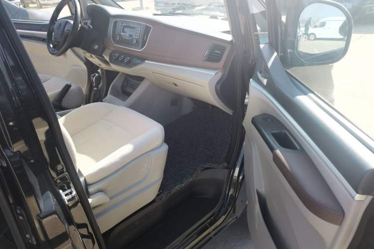Used FORTHING Lingzhi 2019 M5L 1.6L 9-Seater Base Model China VI Standard Interior 3