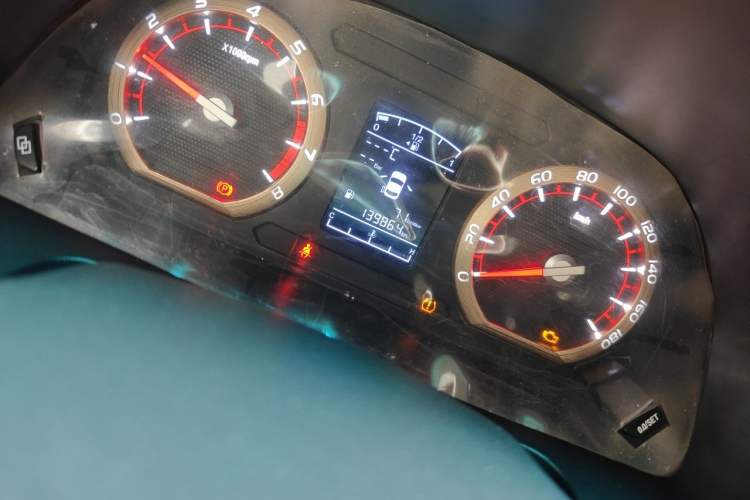 Used FORTHING Lingzhi 2019 M5L 1.6L 7-Seater Standard Model China VI Odometer Close Up
