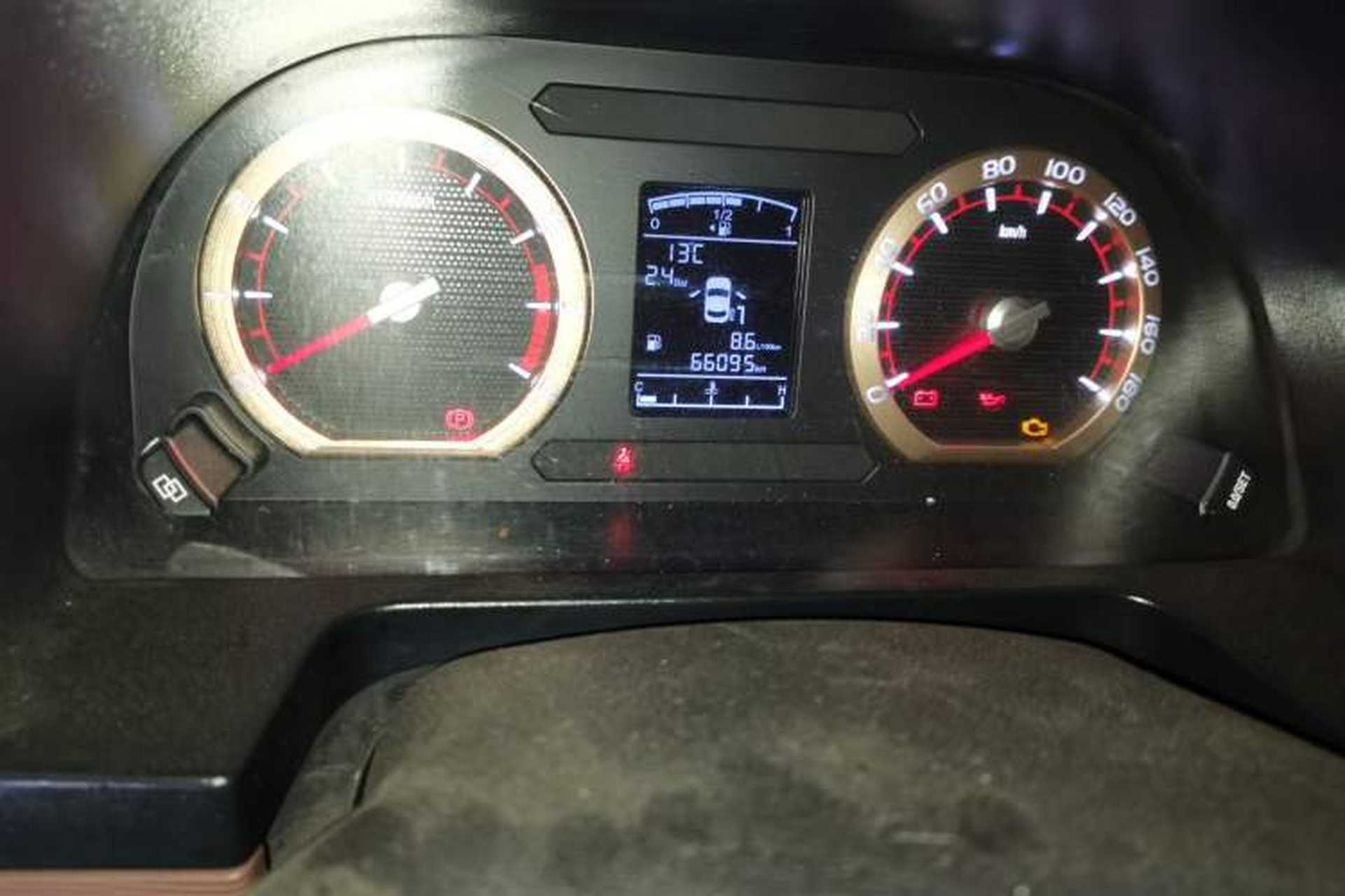 Used FORTHING Lingzhi 2019 M5L 1.6L 7-Seater Standard Model China VI Odometer Close Up