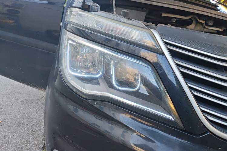 Used FORTHING Lingzhi 2019 Facelifted M5L 1.6L 7-Seater Base Model China VI Standard Right Front Headlight
