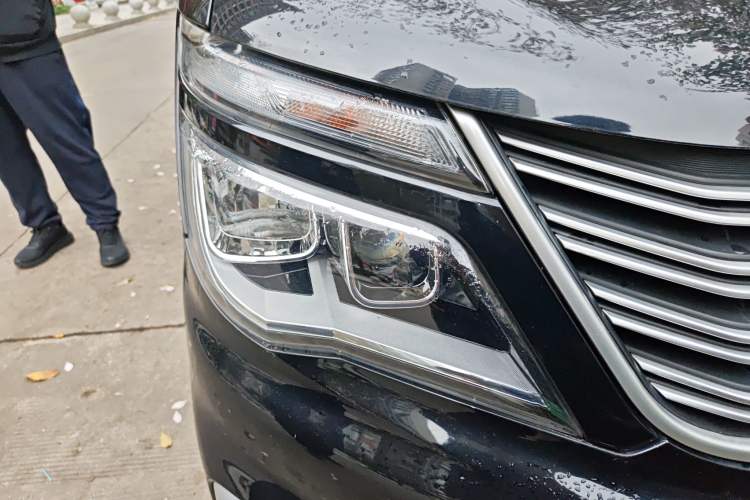 Used FORTHING Lingzhi 2019 M5L 1.6L 7-Seater Base Model China VI Standard Right Front Headlight