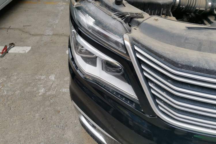Used FORTHING Lingzhi 2019 Facelifted M5L 1.6L 7-Seater Base Model China VI Standard Right Front Headlight