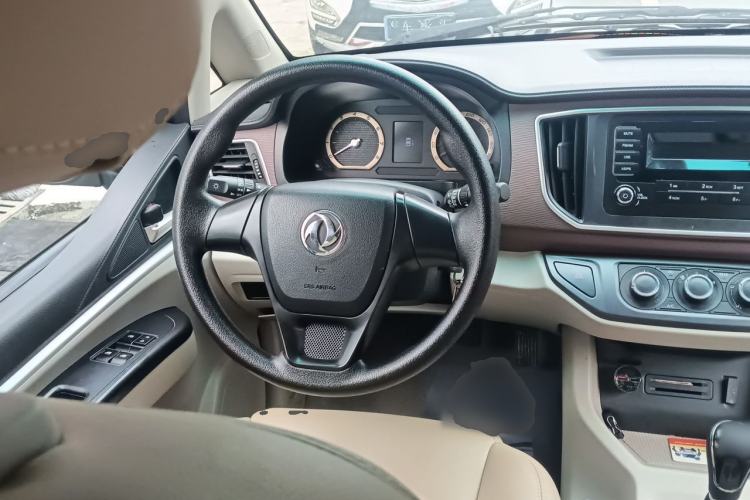 Used FORTHING Lingzhi 2019 M5L 1.6L 7-Seater Base Model China VI Standard Steering Wheel