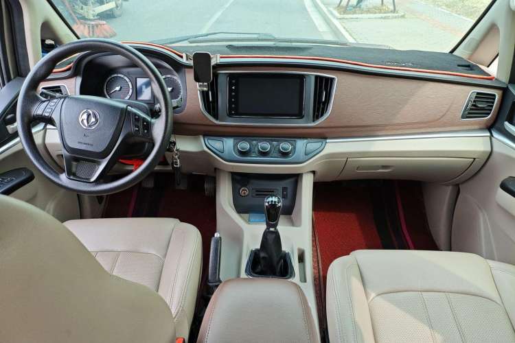 Used FORTHING Lingzhi 2019 M5L 1.6L 7-Seater Luxury Model China VI Standard Interior 3
