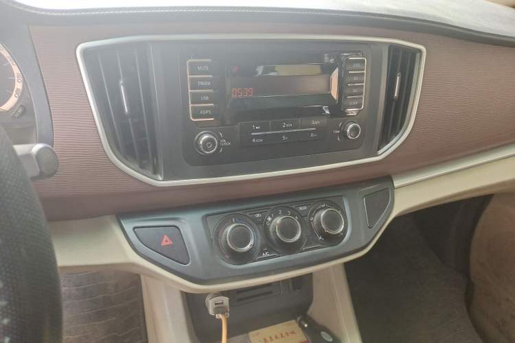 Used FORTHING Lingzhi 2019 Facelifted M3L 1.6L 7-Seater Standard Model Audio And AC Panel