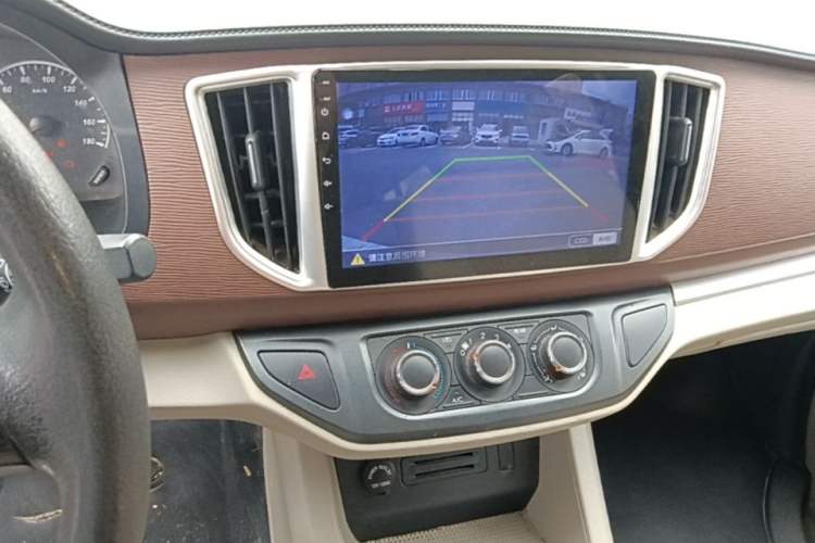Used FORTHING Lingzhi 2019 M5L 1.6L 7-Seater Base Model China VI Standard Audio And AC Panel