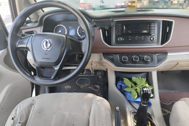 Used FORTHING Lingzhi 2019 Facelifted M5L 1.6L 7-Seater Base Model China VI Standard Center Console
