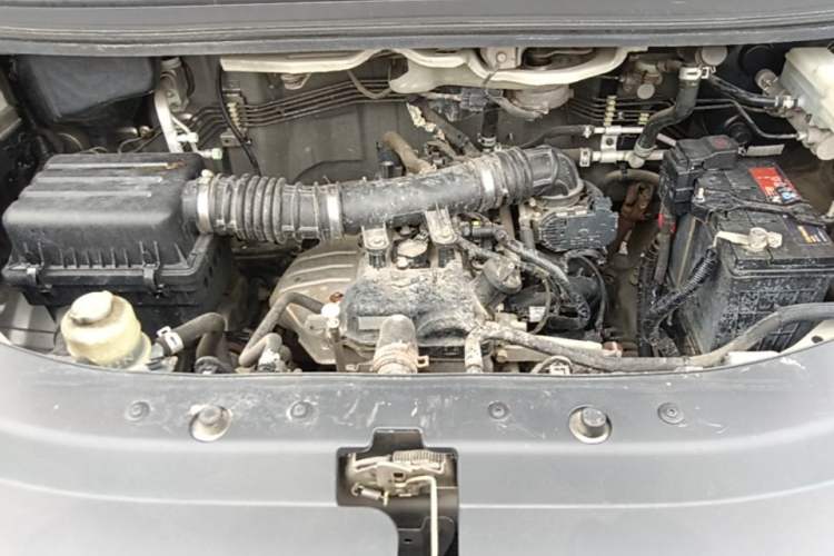 Used FORTHING Lingzhi 2019 M5L 1.6L 7-Seater Base Model China VI Standard Engine Bay