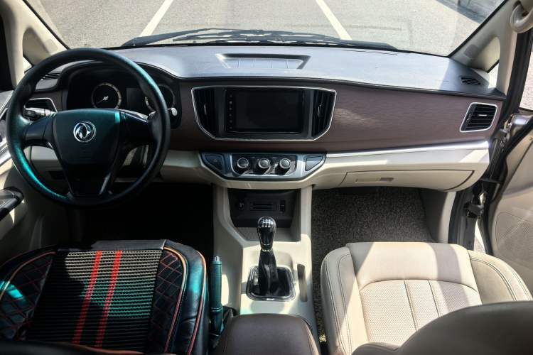 Used FORTHING Lingzhi 2019 M5L 1.6L 7-Seater Luxury Model China VI Standard Interior 1