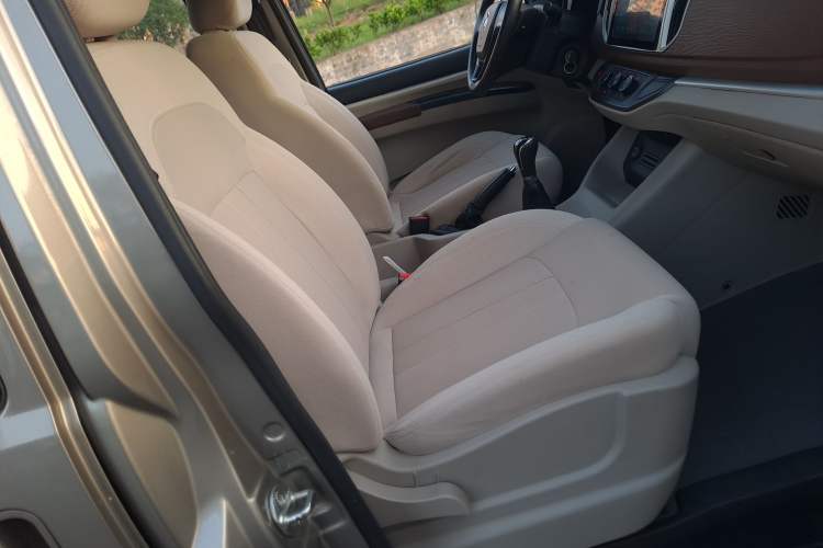 Used FORTHING Lingzhi 2019 Facelifted M5L 1.6L 7-Seater Base Model China VI Standard Interior 10