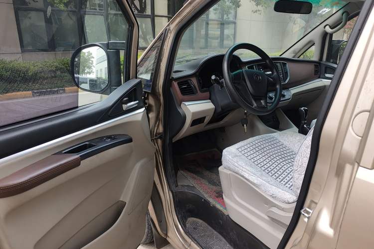Used FORTHING Lingzhi 2019 M5L 1.6L 9-Seater Base Model China VI Standard Interior 3