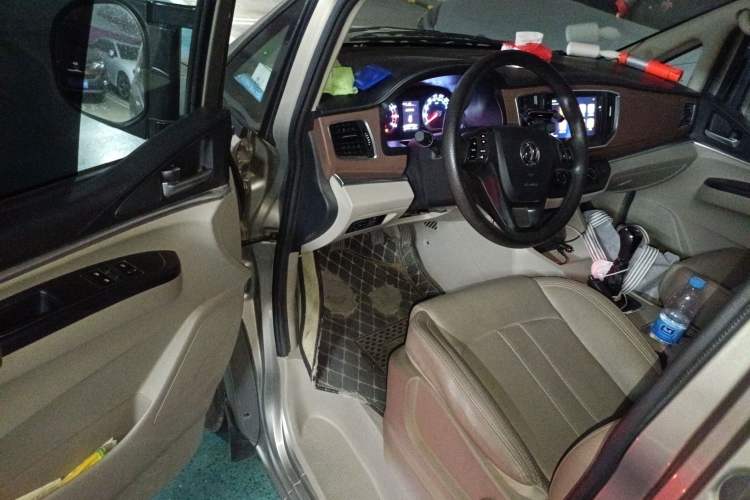 Used FORTHING Lingzhi 2019 M5 1.6L 7-Seater Luxury Model China VI Standard Interior 3