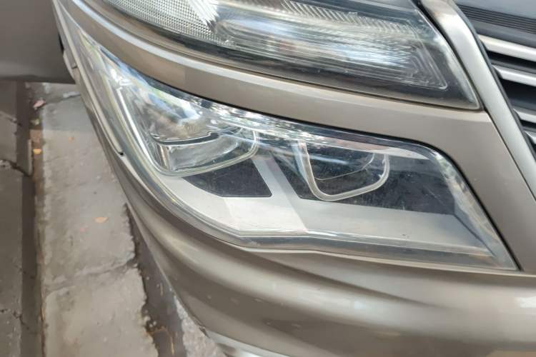 Used FORTHING Lingzhi 2019 Facelifted M5L 1.6L 7-Seater Base Model China VI Standard Right Front Headlight