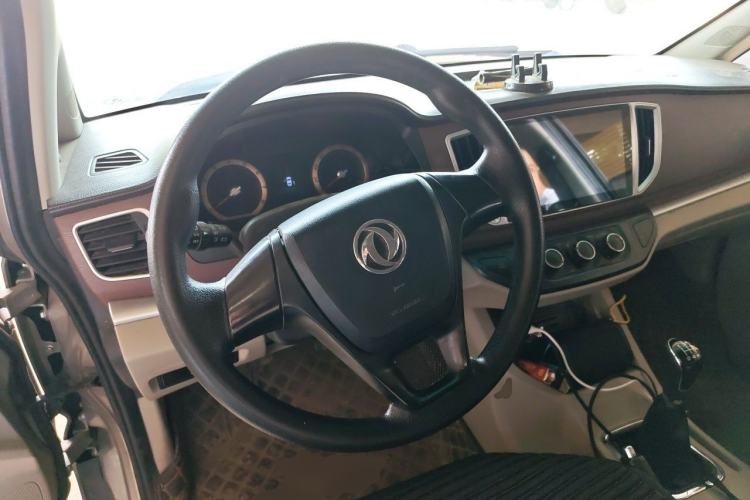 Used FORTHING Lingzhi 2019 M5L 1.6L 7-Seater Comfort Model China VI Standard Steering Wheel