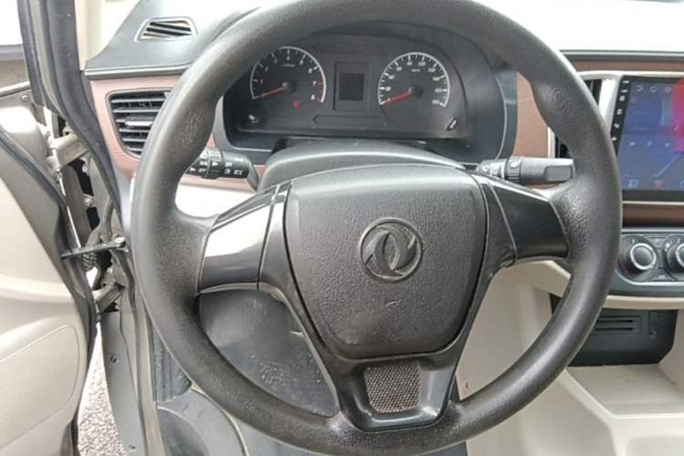 Used FORTHING Lingzhi 2019 M5L 1.6L 7-Seater Base Model China VI Standard Steering Wheel