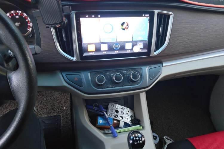 Used FORTHING Lingzhi 2019 M5L 1.6L 7-Seater Exclusive Model China VI Standard Audio And AC Panel