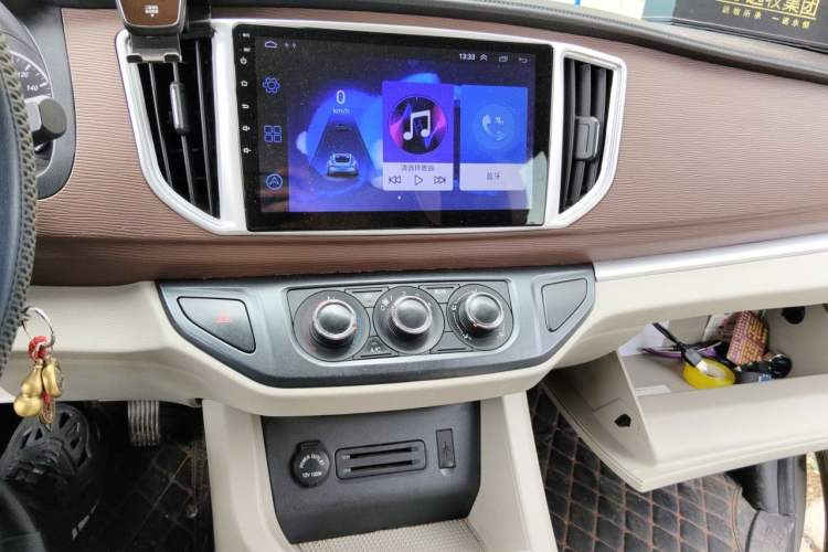 Used FORTHING Lingzhi 2019 M5L 1.6L 7-Seater Comfort Model China VI Standard Audio And AC Panel