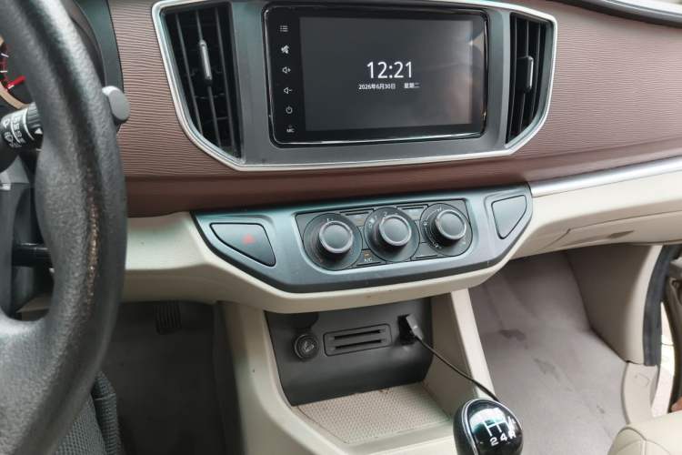 Used FORTHING Lingzhi 2019 M5L 1.6L 7-Seater Luxury Model China VI Standard Audio And AC Panel