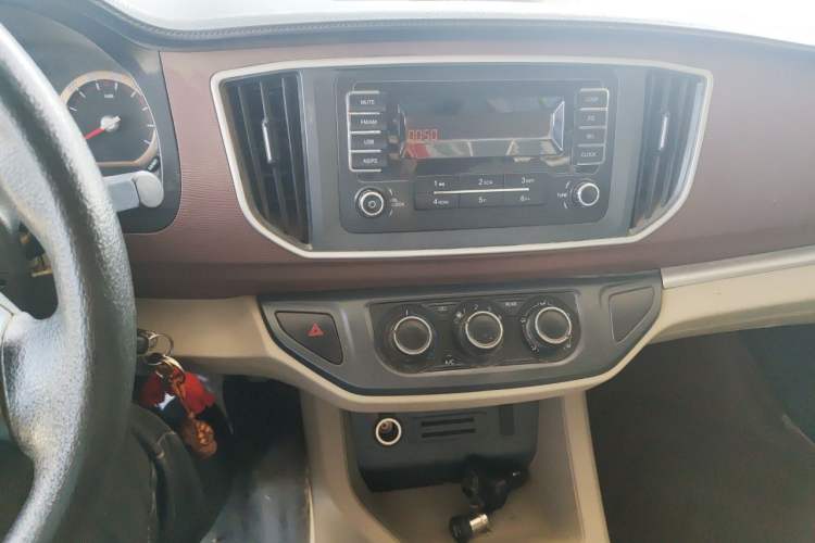 Used FORTHING Lingzhi 2019 M5L 1.6L 9-Seater Base Model China VI Standard Audio And AC Panel