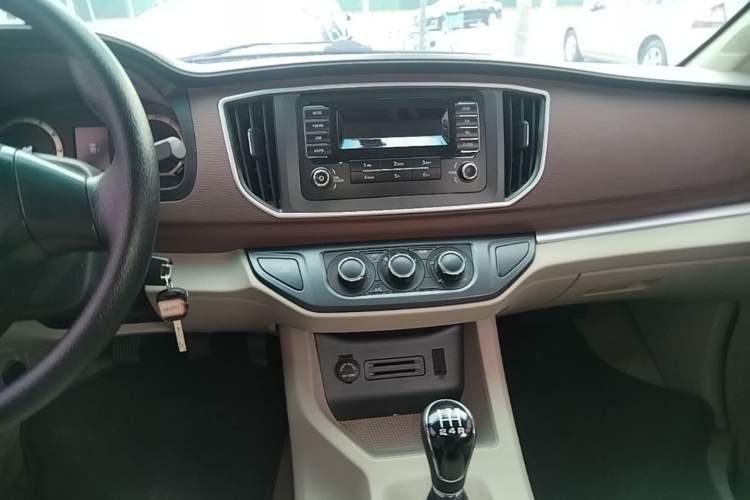 Used FORTHING Lingzhi 2019 M5 1.6L 7-Seater Base Model China VI Audio And AC Panel