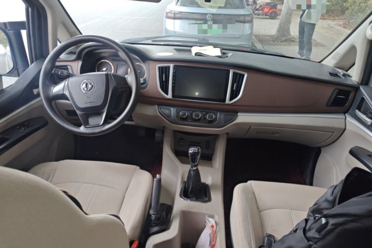 Used FORTHING Lingzhi 2019 Facelifted M5L 1.6L 7-Seater Base Model China VI Standard Center Console
