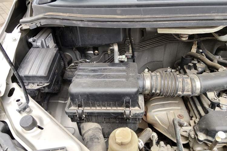 Used FORTHING Lingzhi 2019 M5L 1.6L 7-Seater Comfort Model China VI Standard Engine Bay Right