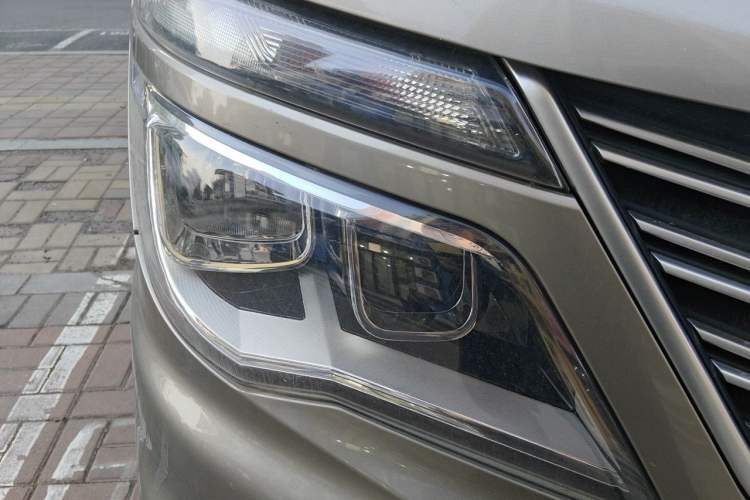 Used FORTHING Lingzhi 2019 M5L 1.6L 7-Seater Exclusive Model China VI Standard Right Front Headlight