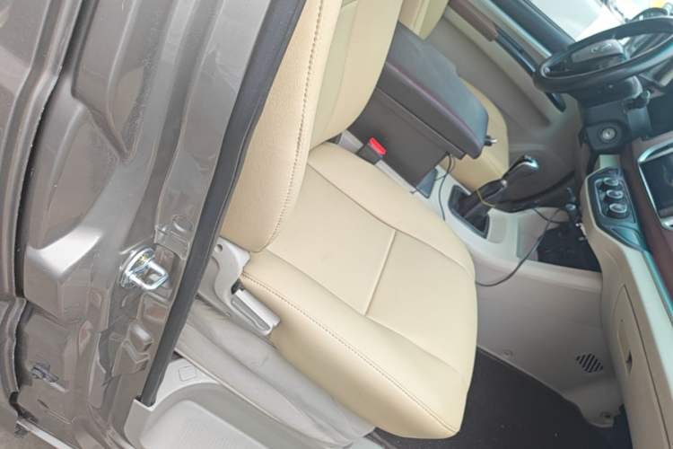 Used FORTHING Lingzhi 2019 M5 1.6L Exclusive Edition 7-Seater Right Front Seat