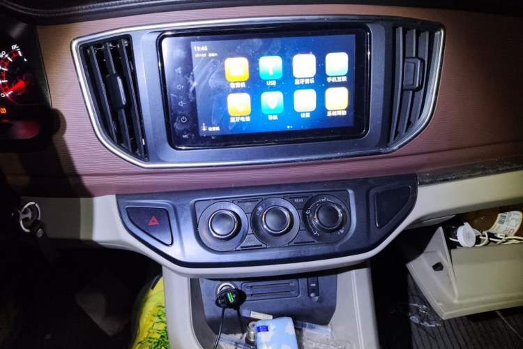 Used FORTHING Lingzhi 2019 M5L 1.6L 7-Seater Luxury Model China VI Standard Audio And AC Panel