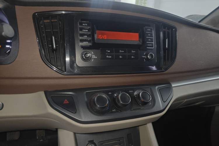 Used FORTHING Lingzhi 2019 M5L 1.6L 7-Seater Base Model China VI Standard Audio And AC Panel